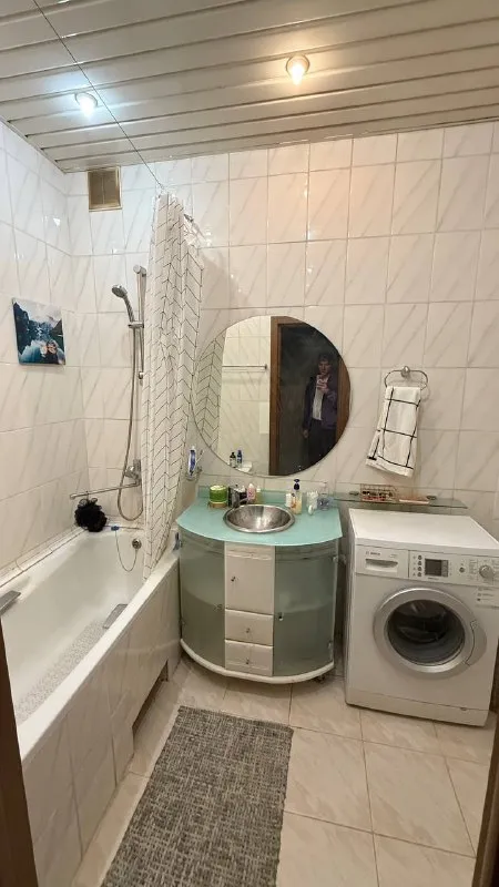 2-к квартира🏙️ м. Войковская2️⃣ сдам светлую просторную двушку в приятном зеленом районе, до м. Войковская 10-12 минут пешком. Собственник. 58 м², 5/5 этаж. Квартира будет готова к заселению с 31 января. 📍адрес: 6-й новоподмосковный переулок, 4 🚪квартира: 2 раздельные комнаты + кухня + застекленный балкон. Находится в сталинском доме с толстыми стенами и 3 м. Потолками. Дом без лифта. Есть плита, духовка, 2 кондиционера, микроволновка, пылесос. Можно делать изменения в интерьере по согласованию. 📍локация: район со всей инфраструктурой: в соседних домах ozon, wb, вкусвилл и прочее. В пешей доступности парк покровское-стрешнево и тц метрополис. 💳цена: 90.000₽/месяц + ку. Залог – 90.000₽. 💌telegram: @artemvtelege - фотография - 6