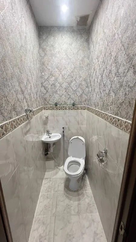 2-к квартира🏙️ м. Войковская2️⃣ сдам светлую просторную двушку в приятном зеленом районе, до м. Войковская 10-12 минут пешком. Собственник. 58 м², 5/5 этаж. Квартира будет готова к заселению с 31 января. 📍адрес: 6-й новоподмосковный переулок, 4 🚪квартира: 2 раздельные комнаты + кухня + застекленный балкон. Находится в сталинском доме с толстыми стенами и 3 м. Потолками. Дом без лифта. Есть плита, духовка, 2 кондиционера, микроволновка, пылесос. Можно делать изменения в интерьере по согласованию. 📍локация: район со всей инфраструктурой: в соседних домах ozon, wb, вкусвилл и прочее. В пешей доступности парк покровское-стрешнево и тц метрополис. 💳цена: 90.000₽/месяц + ку. Залог – 90.000₽. 💌telegram: @artemvtelege - фотография - 7