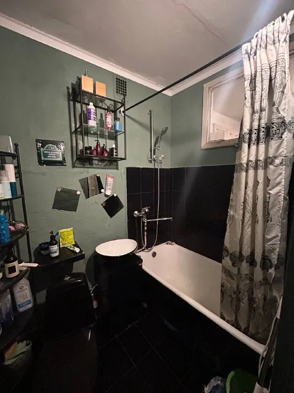 Мцд рабочий поселок 2-к квартира дог-френдли солнечная двушка 🐶🐱 заезжать можно с 15 января. Только долгосрочная аренда, желательно от 2 лет. Пешком 10 мин мцд рабочий поселок, или м. Славянский бульвар (5-10 минут автобус). Квартира располагается в начале можайского шоссе, удобная транспортная доступность с киевской и белорусской. К нам можно и нужно с животными, детьми. Мы ищем семью. Друзьям по комнатно не сдаю. Евро кровать с ортопедическим матрасом, во второй комнате раскладывающийся диван. В одной из комнат пианино и гамак горизонтальный и вертикальный для йоги. У нас питерский вайб, с легкими погрешностями, но зато с каждого угла красивые селфи. Солнечная сторона, окна на юг. Хорошо топят батареи зимой, хоть в шортах ходи. Наши приоритеты: кто работает близко и железно к нам на несколько лет, музыканты, вегетарианцы или зож-люди🌱 цена: 70.000₽ + жкх ~6.000₽ залог 50.000₽ контакты @katya_pandeya ➡️предоплату/бронь/заморозку денег/автооплату до просмотра квартиры не вносить! Если по этому объявлению спрашивают какую либо оплату сообщите по контактам в описании канала. - фотография - 2