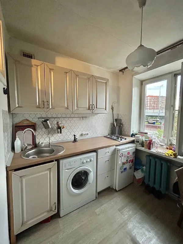 Мцд рабочий поселок 2-к квартира дог-френдли солнечная двушка 🐶🐱 заезжать можно с 15 января. Только долгосрочная аренда, желательно от 2 лет. Пешком 10 мин мцд рабочий поселок, или м. Славянский бульвар (5-10 минут автобус). Квартира располагается в начале можайского шоссе, удобная транспортная доступность с киевской и белорусской. К нам можно и нужно с животными, детьми. Мы ищем семью. Друзьям по комнатно не сдаю. Евро кровать с ортопедическим матрасом, во второй комнате раскладывающийся диван. В одной из комнат пианино и гамак горизонтальный и вертикальный для йоги. У нас питерский вайб, с легкими погрешностями, но зато с каждого угла красивые селфи. Солнечная сторона, окна на юг. Хорошо топят батареи зимой, хоть в шортах ходи. Наши приоритеты: кто работает близко и железно к нам на несколько лет, музыканты, вегетарианцы или зож-люди🌱 цена: 70.000₽ + жкх ~6.000₽ залог 50.000₽ контакты @katya_pandeya ➡️предоплату/бронь/заморозку денег/автооплату до просмотра квартиры не вносить! Если по этому объявлению спрашивают какую либо оплату сообщите по контактам в описании канала. - фотография - 3