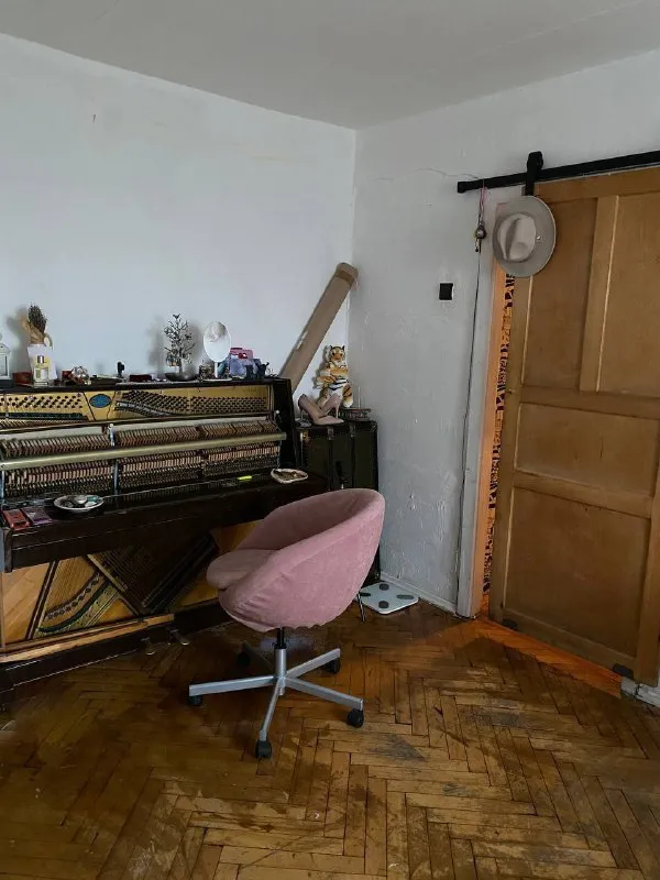 Мцд рабочий поселок 2-к квартира дог-френдли солнечная двушка 🐶🐱 заезжать можно с 15 января. Только долгосрочная аренда, желательно от 2 лет. Пешком 10 мин мцд рабочий поселок, или м. Славянский бульвар (5-10 минут автобус). Квартира располагается в начале можайского шоссе, удобная транспортная доступность с киевской и белорусской. К нам можно и нужно с животными, детьми. Мы ищем семью. Друзьям по комнатно не сдаю. Евро кровать с ортопедическим матрасом, во второй комнате раскладывающийся диван. В одной из комнат пианино и гамак горизонтальный и вертикальный для йоги. У нас питерский вайб, с легкими погрешностями, но зато с каждого угла красивые селфи. Солнечная сторона, окна на юг. Хорошо топят батареи зимой, хоть в шортах ходи. Наши приоритеты: кто работает близко и железно к нам на несколько лет, музыканты, вегетарианцы или зож-люди🌱 цена: 70.000₽ + жкх ~6.000₽ залог 50.000₽ контакты @katya_pandeya ➡️предоплату/бронь/заморозку денег/автооплату до просмотра квартиры не вносить! Если по этому объявлению спрашивают какую либо оплату сообщите по контактам в описании канала. - фотография - 4