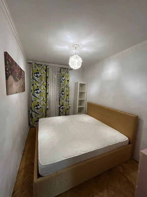 Мцд рабочий поселок 2-к квартира дог-френдли солнечная двушка 🐶🐱 заезжать можно с 15 января. Только долгосрочная аренда, желательно от 2 лет. Пешком 10 мин мцд рабочий поселок, или м. Славянский бульвар (5-10 минут автобус). Квартира располагается в начале можайского шоссе, удобная транспортная доступность с киевской и белорусской. К нам можно и нужно с животными, детьми. Мы ищем семью. Друзьям по комнатно не сдаю. Евро кровать с ортопедическим матрасом, во второй комнате раскладывающийся диван. В одной из комнат пианино и гамак горизонтальный и вертикальный для йоги. У нас питерский вайб, с легкими погрешностями, но зато с каждого угла красивые селфи. Солнечная сторона, окна на юг. Хорошо топят батареи зимой, хоть в шортах ходи. Наши приоритеты: кто работает близко и железно к нам на несколько лет, музыканты, вегетарианцы или зож-люди🌱 цена: 70.000₽ + жкх ~6.000₽ залог 50.000₽ контакты @katya_pandeya ➡️предоплату/бронь/заморозку денег/автооплату до просмотра квартиры не вносить! Если по этому объявлению спрашивают какую либо оплату сообщите по контактам в описании канала. - фотография - 5