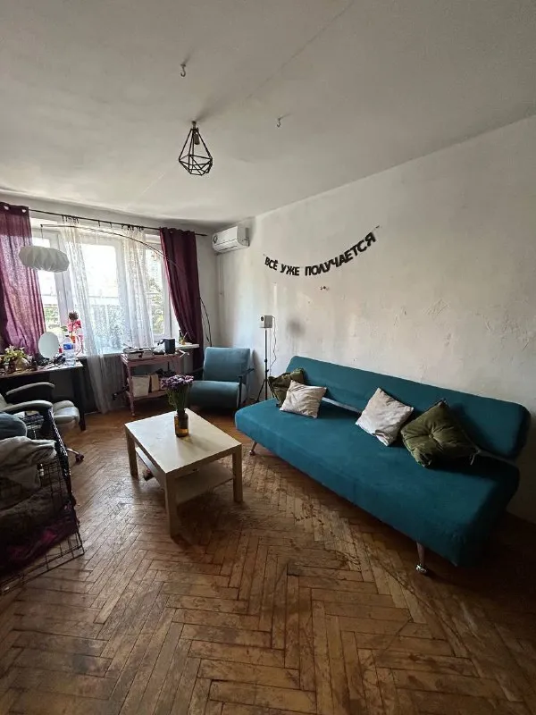 Мцд рабочий поселок 2-к квартира дог-френдли солнечная двушка 🐶🐱 заезжать можно с 15 января. Только долгосрочная аренда, желательно от 2 лет. Пешком 10 мин мцд рабочий поселок, или м. Славянский бульвар (5-10 минут автобус). Квартира располагается в начале можайского шоссе, удобная транспортная доступность с киевской и белорусской. К нам можно и нужно с животными, детьми. Мы ищем семью. Друзьям по комнатно не сдаю. Евро кровать с ортопедическим матрасом, во второй комнате раскладывающийся диван. В одной из комнат пианино и гамак горизонтальный и вертикальный для йоги. У нас питерский вайб, с легкими погрешностями, но зато с каждого угла красивые селфи. Солнечная сторона, окна на юг. Хорошо топят батареи зимой, хоть в шортах ходи. Наши приоритеты: кто работает близко и железно к нам на несколько лет, музыканты, вегетарианцы или зож-люди🌱 цена: 70.000₽ + жкх ~6.000₽ залог 50.000₽ контакты @katya_pandeya ➡️предоплату/бронь/заморозку денег/автооплату до просмотра квартиры не вносить! Если по этому объявлению спрашивают какую либо оплату сообщите по контактам в описании канала. - фотография - 6