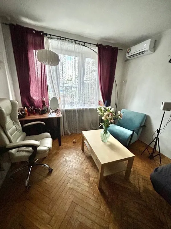 Мцд рабочий поселок 2-к квартира дог-френдли солнечная двушка 🐶🐱 заезжать можно с 15 января. Только долгосрочная аренда, желательно от 2 лет. Пешком 10 мин мцд рабочий поселок, или м. Славянский бульвар (5-10 минут автобус). Квартира располагается в начале можайского шоссе, удобная транспортная доступность с киевской и белорусской. К нам можно и нужно с животными, детьми. Мы ищем семью. Друзьям по комнатно не сдаю. Евро кровать с ортопедическим матрасом, во второй комнате раскладывающийся диван. В одной из комнат пианино и гамак горизонтальный и вертикальный для йоги. У нас питерский вайб, с легкими погрешностями, но зато с каждого угла красивые селфи. Солнечная сторона, окна на юг. Хорошо топят батареи зимой, хоть в шортах ходи. Наши приоритеты: кто работает близко и железно к нам на несколько лет, музыканты, вегетарианцы или зож-люди🌱 цена: 70.000₽ + жкх ~6.000₽ залог 50.000₽ контакты @katya_pandeya ➡️предоплату/бронь/заморозку денег/автооплату до просмотра квартиры не вносить! Если по этому объявлению спрашивают какую либо оплату сообщите по контактам в описании канала. - фотография - 8