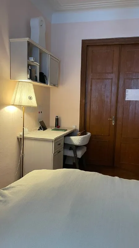 3-к квартира🏙️ м. Цветной бульвар9️⃣ с 23–25 января до начала мая сдаю просторную 3-комнатную квартиру в центре москвы (м. Цветной бульвар / менделеевская, 10 минут пешком, тихий двор). 2 комнаты + гостиная: — спальня — вторая комната под кабинет/спальню в квартире есть всё необходимое: мебель, техника, посуда, постельное бельё, полотенца — можно заехать и жить сразу. В одной из комнат часть шкафов будет с моими личными вещами. Ищу аккуратных жильцов, предпочтительно одного человека или пару 💳аренда: 120.000₽ + коммунальные 8.000₽–10.000₽. 💌telegram: @anna_sollar - фотография - 2