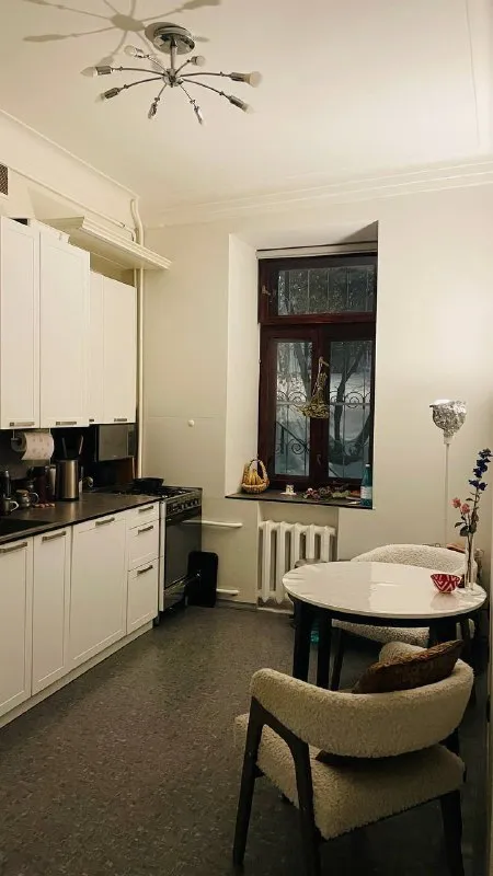 3-к квартира🏙️ м. Цветной бульвар9️⃣ с 23–25 января до начала мая сдаю просторную 3-комнатную квартиру в центре москвы (м. Цветной бульвар / менделеевская, 10 минут пешком, тихий двор). 2 комнаты + гостиная: — спальня — вторая комната под кабинет/спальню в квартире есть всё необходимое: мебель, техника, посуда, постельное бельё, полотенца — можно заехать и жить сразу. В одной из комнат часть шкафов будет с моими личными вещами. Ищу аккуратных жильцов, предпочтительно одного человека или пару 💳аренда: 120.000₽ + коммунальные 8.000₽–10.000₽. 💌telegram: @anna_sollar - фотография - 4