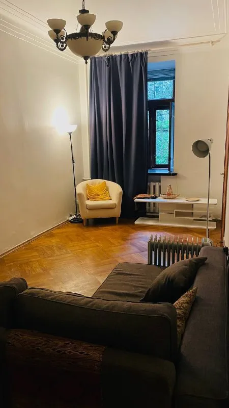 3-к квартира🏙️ м. Цветной бульвар9️⃣ с 23–25 января до начала мая сдаю просторную 3-комнатную квартиру в центре москвы (м. Цветной бульвар / менделеевская, 10 минут пешком, тихий двор). 2 комнаты + гостиная: — спальня — вторая комната под кабинет/спальню в квартире есть всё необходимое: мебель, техника, посуда, постельное бельё, полотенца — можно заехать и жить сразу. В одной из комнат часть шкафов будет с моими личными вещами. Ищу аккуратных жильцов, предпочтительно одного человека или пару 💳аренда: 120.000₽ + коммунальные 8.000₽–10.000₽. 💌telegram: @anna_sollar - фотография - 7