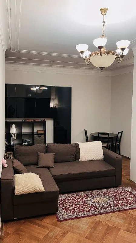 3-к квартира🏙️ м. Цветной бульвар9️⃣ с 23–25 января до начала мая сдаю просторную 3-комнатную квартиру в центре москвы (м. Цветной бульвар / менделеевская, 10 минут пешком, тихий двор). 2 комнаты + гостиная: — спальня — вторая комната под кабинет/спальню в квартире есть всё необходимое: мебель, техника, посуда, постельное бельё, полотенца — можно заехать и жить сразу. В одной из комнат часть шкафов будет с моими личными вещами. Ищу аккуратных жильцов, предпочтительно одного человека или пару 💳аренда: 120.000₽ + коммунальные 8.000₽–10.000₽. 💌telegram: @anna_sollar - фотография - 8