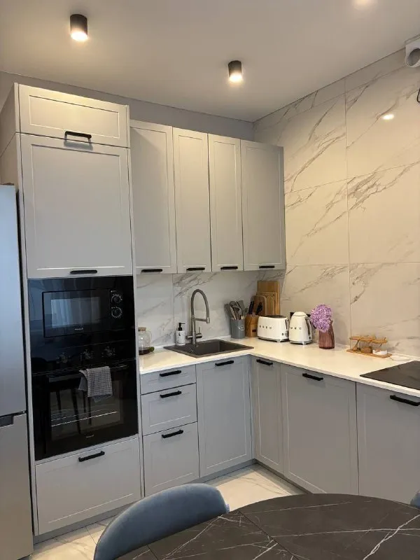 2-к квартира🏙️ м. Медведково6️⃣ друзья, в аренду предлагается красивая двухкомнатная квартира в новом современном доме. 📍адрес: малыгина, 12а полностью меблирована и оборудована техникой (стиральная машина, посудомоечная машина, холодильник, духовой шкаф, микроволновая печь, варочная панель). В квартире две изолированные спальни, просторная кухня, совмещенный санузел, гардеробная и просторная застекленная лоджия. Дом расположен в прекрасной зеленой зоне, вокруг много парков, тянущихся вдоль яузской набережной, где приятно прогуливаться с семьей, собакой или совершать утренние пробежки. 💳цена: 95.000₽ в месяц (включены все коммунальные платежи и интернет). Залог 100%. Договор на аренду без риелтора и комиссии. Аренда от года! 💌телефон: +7-915-389-63-98 - фотография - 2