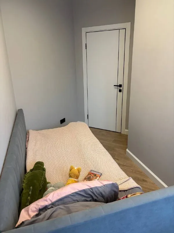 2-к квартира🏙️ м. Медведково6️⃣ друзья, в аренду предлагается красивая двухкомнатная квартира в новом современном доме. 📍адрес: малыгина, 12а полностью меблирована и оборудована техникой (стиральная машина, посудомоечная машина, холодильник, духовой шкаф, микроволновая печь, варочная панель). В квартире две изолированные спальни, просторная кухня, совмещенный санузел, гардеробная и просторная застекленная лоджия. Дом расположен в прекрасной зеленой зоне, вокруг много парков, тянущихся вдоль яузской набережной, где приятно прогуливаться с семьей, собакой или совершать утренние пробежки. 💳цена: 95.000₽ в месяц (включены все коммунальные платежи и интернет). Залог 100%. Договор на аренду без риелтора и комиссии. Аренда от года! 💌телефон: +7-915-389-63-98 - фотография - 4