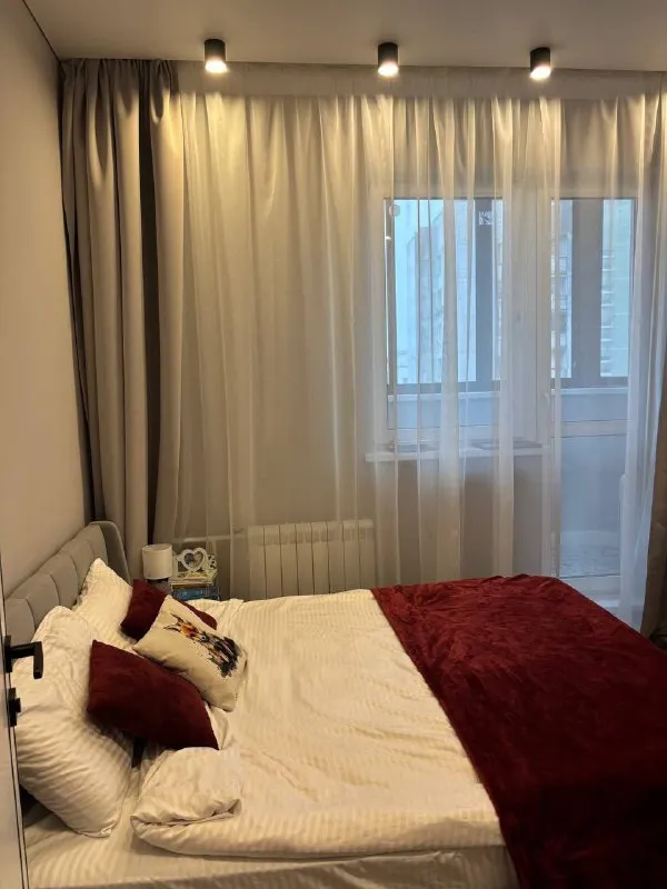 2-к квартира🏙️ м. Медведково6️⃣ друзья, в аренду предлагается красивая двухкомнатная квартира в новом современном доме. 📍адрес: малыгина, 12а полностью меблирована и оборудована техникой (стиральная машина, посудомоечная машина, холодильник, духовой шкаф, микроволновая печь, варочная панель). В квартире две изолированные спальни, просторная кухня, совмещенный санузел, гардеробная и просторная застекленная лоджия. Дом расположен в прекрасной зеленой зоне, вокруг много парков, тянущихся вдоль яузской набережной, где приятно прогуливаться с семьей, собакой или совершать утренние пробежки. 💳цена: 95.000₽ в месяц (включены все коммунальные платежи и интернет). Залог 100%. Договор на аренду без риелтора и комиссии. Аренда от года! 💌телефон: +7-915-389-63-98 - фотография - 5