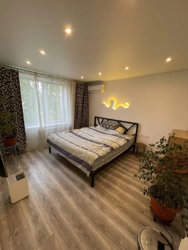 2-к квартира🏙️ м. Фонвизинская1️⃣ сдаётся 2-комнатная квартира чистая, уютная квартира, в квартире сделан хороший ремонт. Вся необходимая мебель и техника имеются. 📍адрес: ул. Яблочкова, 32 район с развитой инфраструктурой. В непосредственной близости находятся школы и детсады. В 6/10 минутах ходьбы - 2 станции метро фонвизинская и тимирязевская. 💳цена: 85.000₽ в месяц + счетчики и месяц залога. Залог можно разбить на 2 месяца. 💌telegram: @onixxww - фотография - 3