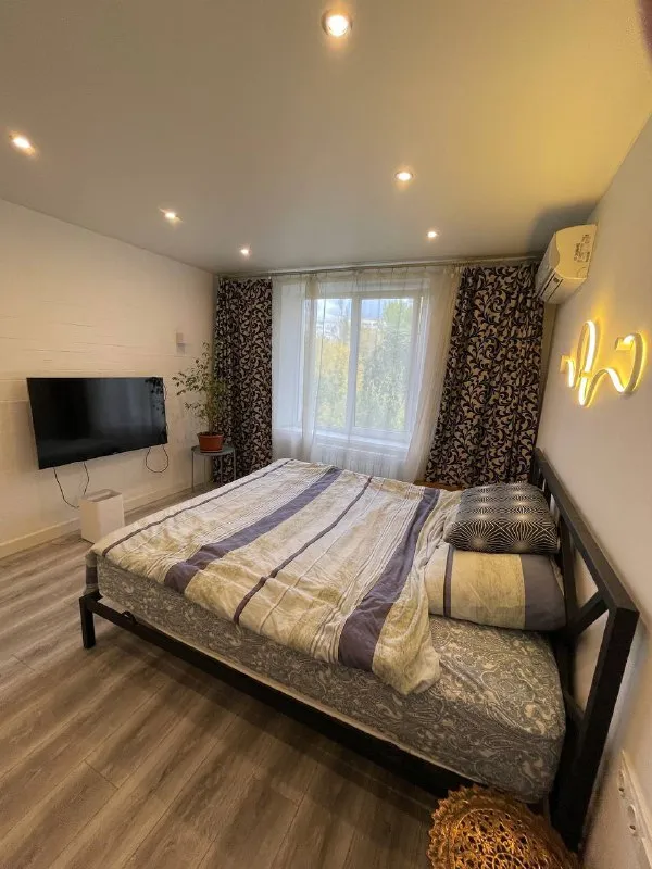 2-к квартира🏙️ м. Фонвизинская1️⃣ сдаётся 2-комнатная квартира чистая, уютная квартира, в квартире сделан хороший ремонт. Вся необходимая мебель и техника имеются. 📍адрес: ул. Яблочкова, 32 район с развитой инфраструктурой. В непосредственной близости находятся школы и детсады. В 6/10 минутах ходьбы - 2 станции метро фонвизинская и тимирязевская. 💳цена: 85.000₽ в месяц + счетчики и месяц залога. Залог можно разбить на 2 месяца. 💌telegram: @onixxww - фотография - 5