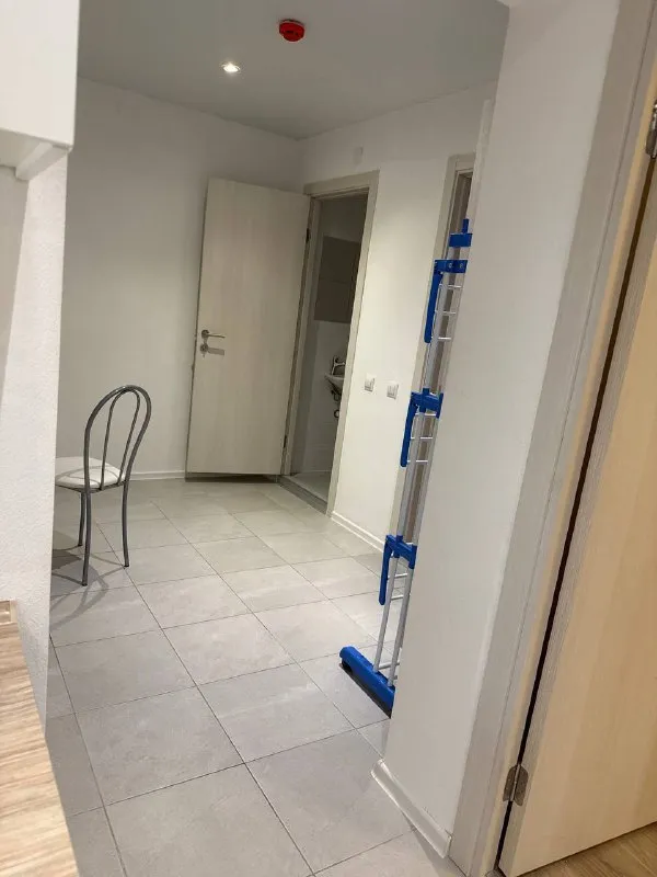 Ищу соседа/соседку🔎 м. Филатов луг1️⃣ 🏥 ищу соседа/соседку (студент-медик) | м. Филатов луг сдается изолированная комната в жк саларьево (ул. Большое понизовье, 5). Обо мне: врач. Ценю тишину, профессиональную этику и идеальную чистоту. Дома много учусь и работаю, поэтому ищу единомышленника. Требования к кандидату: • студент/ка медицинского вуза (строго). • зож: без вредных привычек (не курящих, не пьющих). • без животных. • чистоплотность: обязательное поддержание порядка в общих зонах. 💳условия без комиссии: • цена: 45.000₽/месяц + квитанция. • залог: 100% (обязателен, возвращается при выезде). • дополнительно: есть подземный паркинг и кладовая (оплачиваются отдельно). • договор: заселение только по договору с проверкой документов. 🚫 агентам не беспокоить — в помощи не нуждаюсь, сразу в бан. Связь только через электронную почту (мессенджеры часто недоступны). Пожалуйста, в письме укажите ваш вуз и курс. 💌telega: @mirarsof pik@capitol. Addy. Io ➡️предоплату/бронь/заморозку денег/автооплату до просмотра квартиры не вносить! Если по этому объявлению спрашивают какую либо оплату сообщите по контактам в описании канала. - фотография - 2