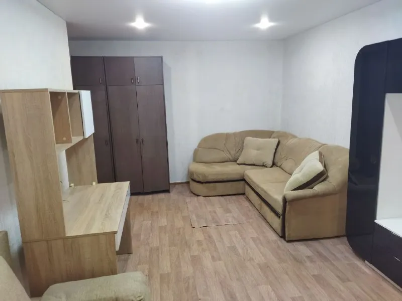 2-комн квартира, 44.5 м² м текстильщики • 5 мин пешком • 4 этаж из 5 • ул люблинская 21а, на карте 65 000 ₽/мес, без комиссии большой гайд по аренде холодильник • стиральная машина • интернет • мебель • телевизор • с детьми • с животными • посудомойка • кондиционер • мусоропровод • лифт • консьерж район текстильщики чистота 3.69 транспорт 4.06 парки и скверы 4.28 собственник. Я собственник, заселение возможно сегодня. Квартира после ремонта новые двери потолки окна. Есть балкон. Локация очень удобная, близко метро, развитая инфраструктура, вторая линия без шума и пыли. Парковка без проблем. Квартира уютная, светлая и теплая © предоплату до просмотра просят только мошенники! Имя ф, написать уровень доверия низкий ⚠️ выложить квартиру бесплатно - фотография - 3