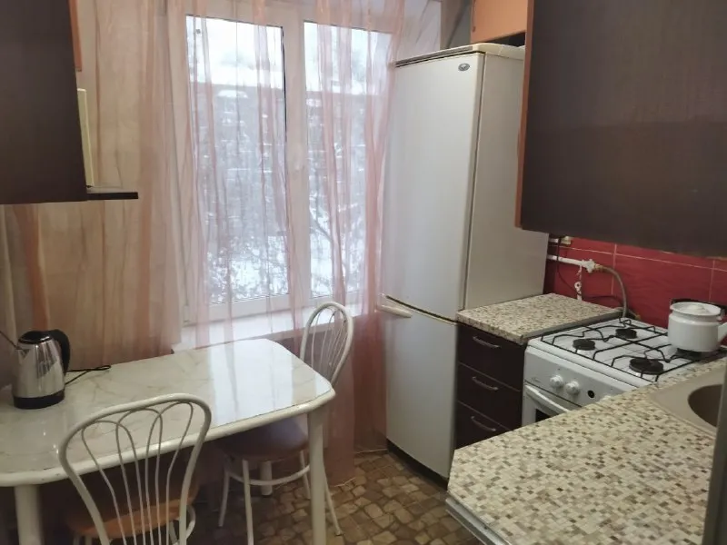 2-комн квартира, 44.5 м² м текстильщики • 5 мин пешком • 4 этаж из 5 • ул люблинская 21а, на карте 65 000 ₽/мес, без комиссии большой гайд по аренде холодильник • стиральная машина • интернет • мебель • телевизор • с детьми • с животными • посудомойка • кондиционер • мусоропровод • лифт • консьерж район текстильщики чистота 3.69 транспорт 4.06 парки и скверы 4.28 собственник. Я собственник, заселение возможно сегодня. Квартира после ремонта новые двери потолки окна. Есть балкон. Локация очень удобная, близко метро, развитая инфраструктура, вторая линия без шума и пыли. Парковка без проблем. Квартира уютная, светлая и теплая © предоплату до просмотра просят только мошенники! Имя ф, написать уровень доверия низкий ⚠️ выложить квартиру бесплатно - фотография - 4