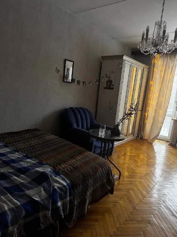 Комната, 18 м² м серпуховская • 5 мин пешком • 3-комнатная квартира • 3 этаж из 5 • ул большая пионерская 42, на карте 30 000 ₽/мес, без комиссии большой гайд по аренде холодильник • стиральная машина • интернет • мебель • кондиционер • телевизор • посудомойка • с животными • с детьми • мусоропровод • лифт • консьерж район замоскворечье чистота 4.34 транспорт 4.57 парки и скверы 3.65 субаренда. С 20 января до 1 марта (примерно 1,5 месяца) сдаю большую комнату в трешке. Трехкомнатная квартира (в других комнатах по 1 человеку- творческие ребята из фэшна) м. Павелецкая/ серпуховская. Тихий спокойный район в центре. Цена: 30.000 р плюс ку есть балкон. В квартире есть кот © предоплату до просмотра просят только мошенники! Дима, написать уровень доверия низкий ⚠️ выложить квартиру бесплатно - фотография - 2