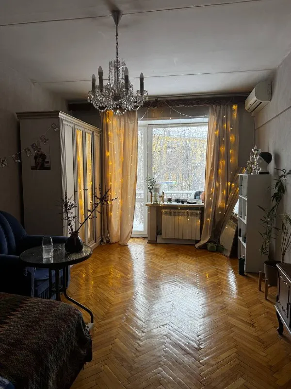 Комната, 18 м² м серпуховская • 5 мин пешком • 3-комнатная квартира • 3 этаж из 5 • ул большая пионерская 42, на карте 30 000 ₽/мес, без комиссии большой гайд по аренде холодильник • стиральная машина • интернет • мебель • кондиционер • телевизор • посудомойка • с животными • с детьми • мусоропровод • лифт • консьерж район замоскворечье чистота 4.34 транспорт 4.57 парки и скверы 3.65 субаренда. С 20 января до 1 марта (примерно 1,5 месяца) сдаю большую комнату в трешке. Трехкомнатная квартира (в других комнатах по 1 человеку- творческие ребята из фэшна) м. Павелецкая/ серпуховская. Тихий спокойный район в центре. Цена: 30.000 р плюс ку есть балкон. В квартире есть кот © предоплату до просмотра просят только мошенники! Дима, написать уровень доверия низкий ⚠️ выложить квартиру бесплатно - фотография - 3