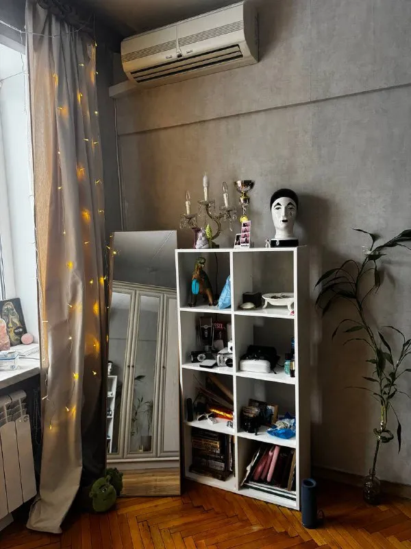 Комната, 18 м² м серпуховская • 5 мин пешком • 3-комнатная квартира • 3 этаж из 5 • ул большая пионерская 42, на карте 30 000 ₽/мес, без комиссии большой гайд по аренде холодильник • стиральная машина • интернет • мебель • кондиционер • телевизор • посудомойка • с животными • с детьми • мусоропровод • лифт • консьерж район замоскворечье чистота 4.34 транспорт 4.57 парки и скверы 3.65 субаренда. С 20 января до 1 марта (примерно 1,5 месяца) сдаю большую комнату в трешке. Трехкомнатная квартира (в других комнатах по 1 человеку- творческие ребята из фэшна) м. Павелецкая/ серпуховская. Тихий спокойный район в центре. Цена: 30.000 р плюс ку есть балкон. В квартире есть кот © предоплату до просмотра просят только мошенники! Дима, написать уровень доверия низкий ⚠️ выложить квартиру бесплатно - фотография - 5