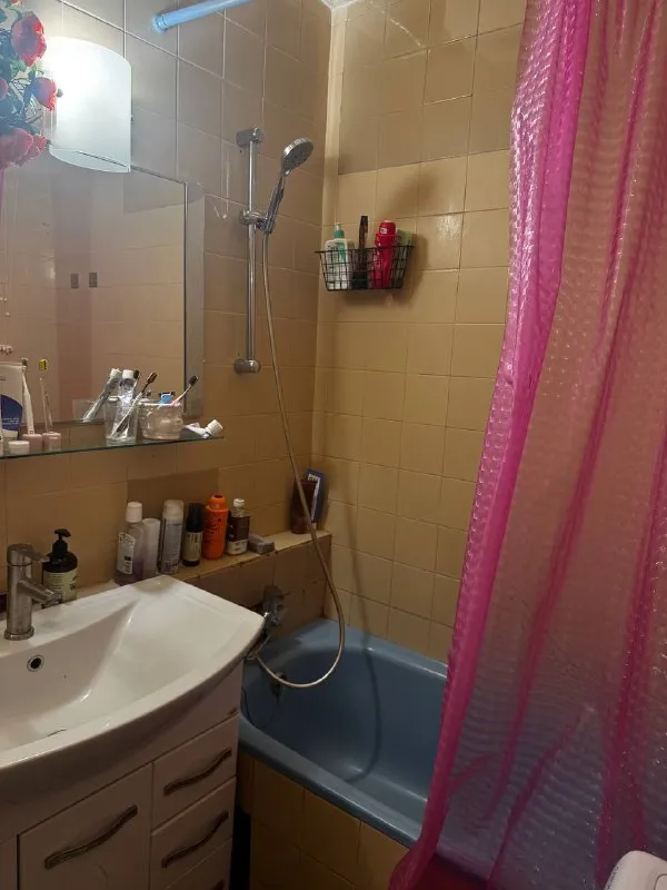 Комната, 18 м² м серпуховская • 5 мин пешком • 3-комнатная квартира • 3 этаж из 5 • ул большая пионерская 42, на карте 30 000 ₽/мес, без комиссии большой гайд по аренде холодильник • стиральная машина • интернет • мебель • кондиционер • телевизор • посудомойка • с животными • с детьми • мусоропровод • лифт • консьерж район замоскворечье чистота 4.34 транспорт 4.57 парки и скверы 3.65 субаренда. С 20 января до 1 марта (примерно 1,5 месяца) сдаю большую комнату в трешке. Трехкомнатная квартира (в других комнатах по 1 человеку- творческие ребята из фэшна) м. Павелецкая/ серпуховская. Тихий спокойный район в центре. Цена: 30.000 р плюс ку есть балкон. В квартире есть кот © предоплату до просмотра просят только мошенники! Дима, написать уровень доверия низкий ⚠️ выложить квартиру бесплатно - фотография - 7