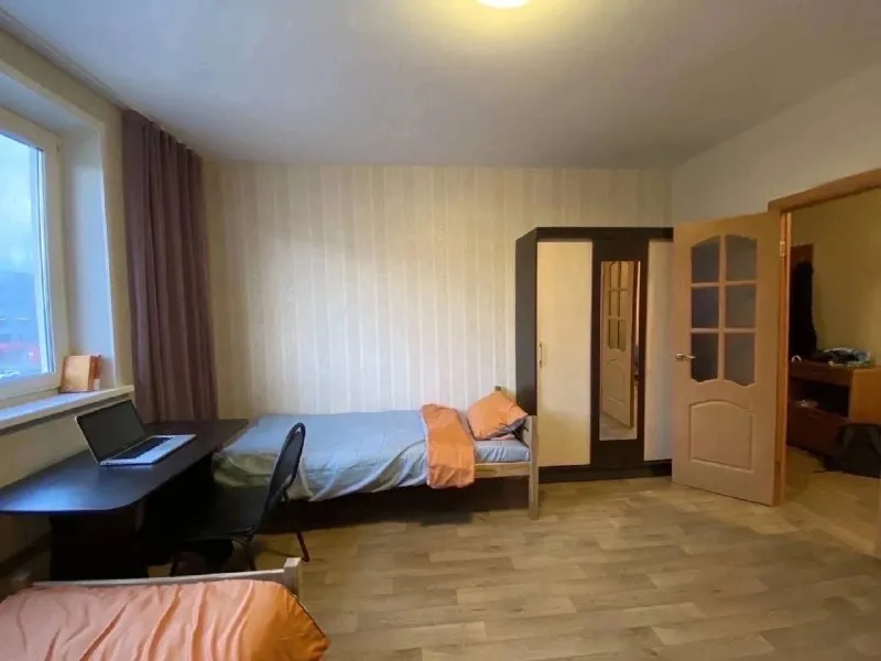 Ищем соседа🔎 м. Нижегородская1️⃣ ищем жителя (парня) на койко-место в квартиру у мцд-2 калитники - метро нижегородская. 📍адрес: нижегородская 70к1. В квартире сделан качественный ремонт, куплена новая мебель. Кухня оборудована, есть духовка и стиральная машинка пешая доступность от метро: 5 минут от мцд-2 калитники (2 станции до курской), 15 минут от метро нижегородская и мцк. В нашей квартире живут приятные увлечённые люди с интересными профессиями или хобби. 💳стоимость: 13.500₽ (включая к/у). Никакой комиссии нет. На длительный срок. Мы любим здоровый образ жизни, поэтому в квартире запрещено пить и курить! 💌писать в лс: @alina_malina14 ➡️предоплату/бронь/заморозку денег/автооплату до просмотра квартиры не вносить! Если по этому объявлению спрашивают какую либо оплату сообщите по контактам в описании канала. - фотография - 2