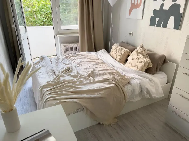 Комната, 11 м² м юго-западная • 13 мин пешком • 3-комнатная квартира • 7 этаж из 9 • ул 26-ти бакинских комиссаров 1 к3, на карте 43 000 ₽/мес, без комиссии большой гайд по аренде холодильник • стиральная машина • интернет • мебель • лифт • посудомойка • кондиционер • с животными • с детьми • телевизор • мусоропровод • консьерж район тропарёво-никулино чистота 4.15 транспорт 4.82 парки и скверы 4.77 агент. Дом панельный 1968 года постройки, есть стихийная парковка. В пешей доступности ранхигс - 17 минут пешком и рудн - 5 минут пешком, парк "никулино" и тропаревский лесопарк, юго-западный лесопарк. Elena, написать уровень доверия средний 🆗 выложить квартиру бесплатно - фотография - 2