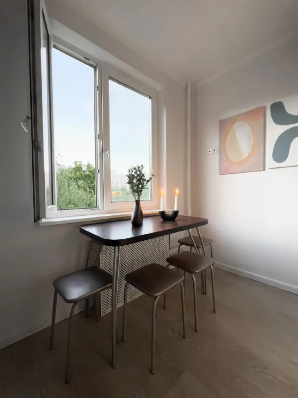 Комната, 11 м² м юго-западная • 13 мин пешком • 3-комнатная квартира • 7 этаж из 9 • ул 26-ти бакинских комиссаров 1 к3, на карте 43 000 ₽/мес, без комиссии большой гайд по аренде холодильник • стиральная машина • интернет • мебель • лифт • посудомойка • кондиционер • с животными • с детьми • телевизор • мусоропровод • консьерж район тропарёво-никулино чистота 4.15 транспорт 4.82 парки и скверы 4.77 агент. Дом панельный 1968 года постройки, есть стихийная парковка. В пешей доступности ранхигс - 17 минут пешком и рудн - 5 минут пешком, парк "никулино" и тропаревский лесопарк, юго-западный лесопарк. Elena, написать уровень доверия средний 🆗 выложить квартиру бесплатно - фотография - 5