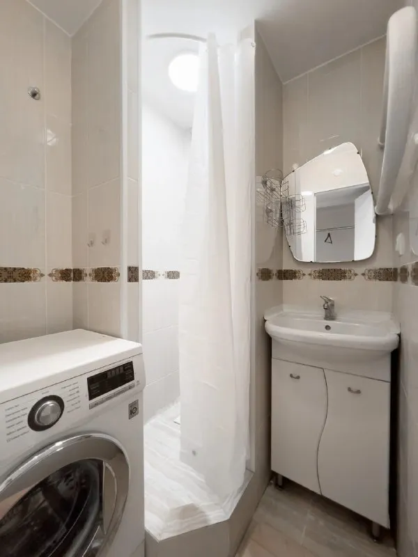 Комната, 11 м² м юго-западная • 13 мин пешком • 3-комнатная квартира • 7 этаж из 9 • ул 26-ти бакинских комиссаров 1 к3, на карте 43 000 ₽/мес, без комиссии большой гайд по аренде холодильник • стиральная машина • интернет • мебель • лифт • посудомойка • кондиционер • с животными • с детьми • телевизор • мусоропровод • консьерж район тропарёво-никулино чистота 4.15 транспорт 4.82 парки и скверы 4.77 агент. Дом панельный 1968 года постройки, есть стихийная парковка. В пешей доступности ранхигс - 17 минут пешком и рудн - 5 минут пешком, парк "никулино" и тропаревский лесопарк, юго-западный лесопарк. Elena, написать уровень доверия средний 🆗 выложить квартиру бесплатно - фотография - 6