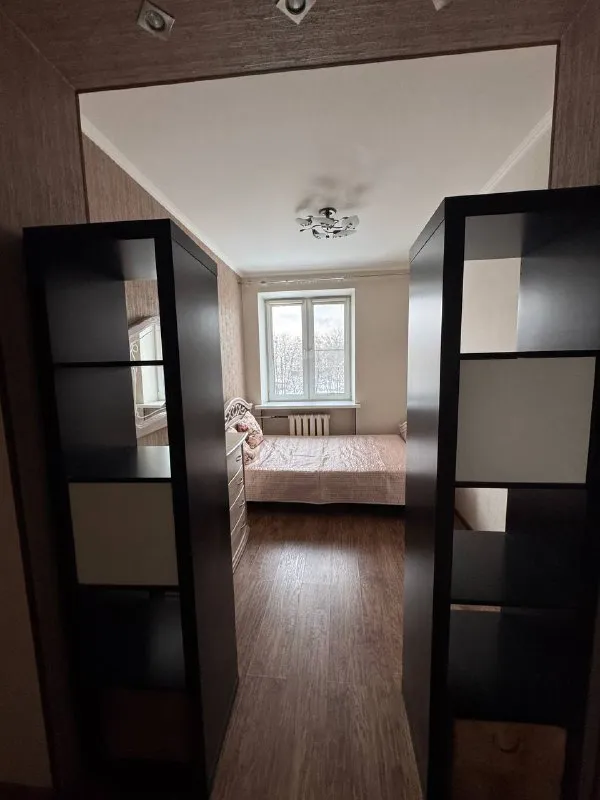 Комната, 10 м² м бабушкинская • 3 мин пешком • 2-комнатная квартира • 5 этаж из 5 • ул енисейская 15, на карте 27 500 ₽/мес, без комиссии большой гайд по аренде холодильник • стиральная машина • мебель • посудомойка • кондиционер • интернет • с животными • с детьми • телевизор • мусоропровод • лифт • консьерж бабушкинский район чистота 4.39 транспорт 4.55 парки и скверы 4.54 собственник. Дата заселения: 4 февраля. Просмотр комнаты с 17го января. Долгий срок, заключается договор рядом тц европолис, больницы и супермаркеты. В квартире проживаю я, евгения 22 года, учусь работаю, ценю чистоту и личное пространство. Ищу чистоплотную девушку до 26 лет, работающую вне дома. © предоплату до просмотра просят только мошенники! Evgeniia, написать уровень доверия низкий ⚠️ выложить квартиру бесплатно - фотография - 2