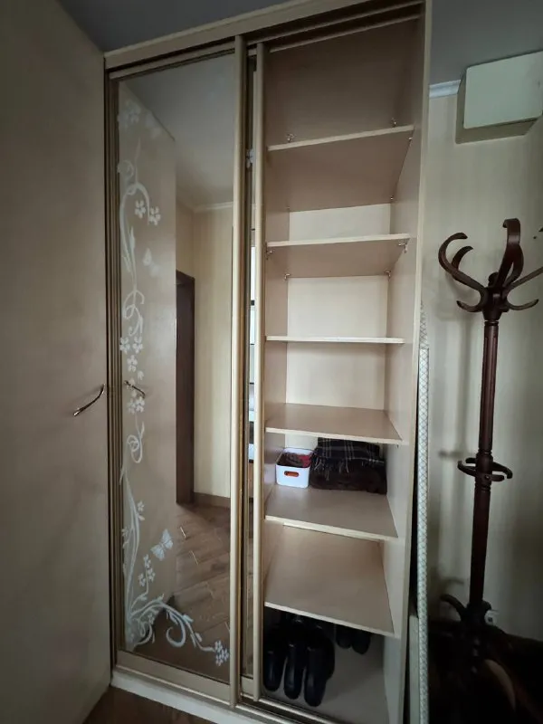 Комната, 10 м² м бабушкинская • 3 мин пешком • 2-комнатная квартира • 5 этаж из 5 • ул енисейская 15, на карте 27 500 ₽/мес, без комиссии большой гайд по аренде холодильник • стиральная машина • мебель • посудомойка • кондиционер • интернет • с животными • с детьми • телевизор • мусоропровод • лифт • консьерж бабушкинский район чистота 4.39 транспорт 4.55 парки и скверы 4.54 собственник. Дата заселения: 4 февраля. Просмотр комнаты с 17го января. Долгий срок, заключается договор рядом тц европолис, больницы и супермаркеты. В квартире проживаю я, евгения 22 года, учусь работаю, ценю чистоту и личное пространство. Ищу чистоплотную девушку до 26 лет, работающую вне дома. © предоплату до просмотра просят только мошенники! Evgeniia, написать уровень доверия низкий ⚠️ выложить квартиру бесплатно - фотография - 4