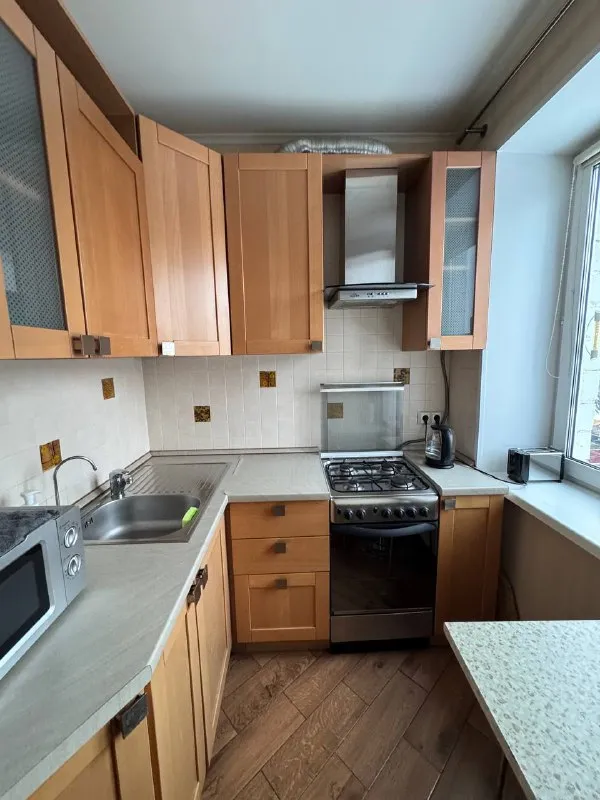 Комната, 10 м² м бабушкинская • 3 мин пешком • 2-комнатная квартира • 5 этаж из 5 • ул енисейская 15, на карте 27 500 ₽/мес, без комиссии большой гайд по аренде холодильник • стиральная машина • мебель • посудомойка • кондиционер • интернет • с животными • с детьми • телевизор • мусоропровод • лифт • консьерж бабушкинский район чистота 4.39 транспорт 4.55 парки и скверы 4.54 собственник. Дата заселения: 4 февраля. Просмотр комнаты с 17го января. Долгий срок, заключается договор рядом тц европолис, больницы и супермаркеты. В квартире проживаю я, евгения 22 года, учусь работаю, ценю чистоту и личное пространство. Ищу чистоплотную девушку до 26 лет, работающую вне дома. © предоплату до просмотра просят только мошенники! Evgeniia, написать уровень доверия низкий ⚠️ выложить квартиру бесплатно - фотография - 5