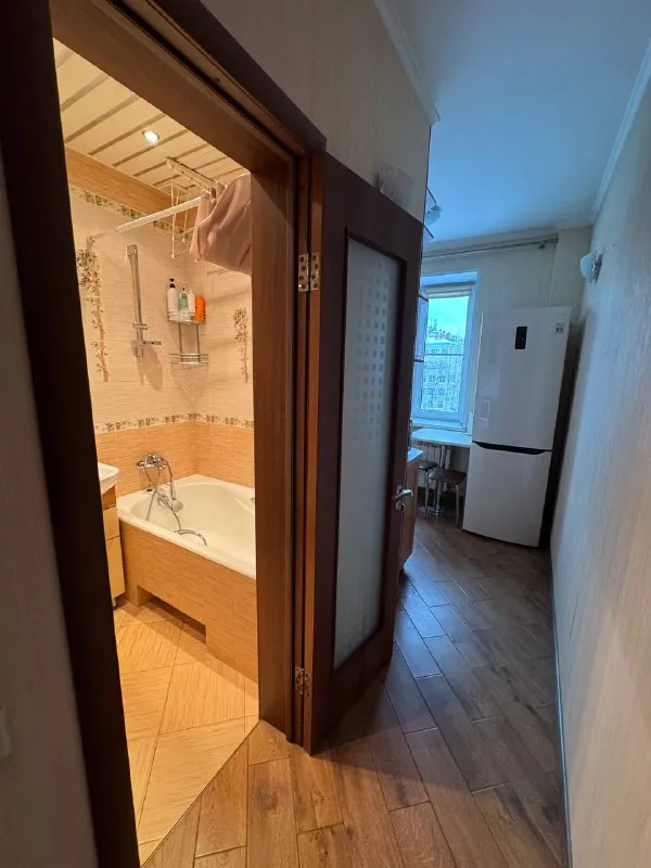 Комната, 10 м² м бабушкинская • 3 мин пешком • 2-комнатная квартира • 5 этаж из 5 • ул енисейская 15, на карте 27 500 ₽/мес, без комиссии большой гайд по аренде холодильник • стиральная машина • мебель • посудомойка • кондиционер • интернет • с животными • с детьми • телевизор • мусоропровод • лифт • консьерж бабушкинский район чистота 4.39 транспорт 4.55 парки и скверы 4.54 собственник. Дата заселения: 4 февраля. Просмотр комнаты с 17го января. Долгий срок, заключается договор рядом тц европолис, больницы и супермаркеты. В квартире проживаю я, евгения 22 года, учусь работаю, ценю чистоту и личное пространство. Ищу чистоплотную девушку до 26 лет, работающую вне дома. © предоплату до просмотра просят только мошенники! Evgeniia, написать уровень доверия низкий ⚠️ выложить квартиру бесплатно - фотография - 6