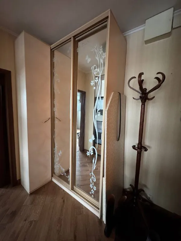 Комната, 10 м² м бабушкинская • 3 мин пешком • 2-комнатная квартира • 5 этаж из 5 • ул енисейская 15, на карте 27 500 ₽/мес, без комиссии большой гайд по аренде холодильник • стиральная машина • мебель • посудомойка • кондиционер • интернет • с животными • с детьми • телевизор • мусоропровод • лифт • консьерж бабушкинский район чистота 4.39 транспорт 4.55 парки и скверы 4.54 собственник. Дата заселения: 4 февраля. Просмотр комнаты с 17го января. Долгий срок, заключается договор рядом тц европолис, больницы и супермаркеты. В квартире проживаю я, евгения 22 года, учусь работаю, ценю чистоту и личное пространство. Ищу чистоплотную девушку до 26 лет, работающую вне дома. © предоплату до просмотра просят только мошенники! Evgeniia, написать уровень доверия низкий ⚠️ выложить квартиру бесплатно - фотография - 7