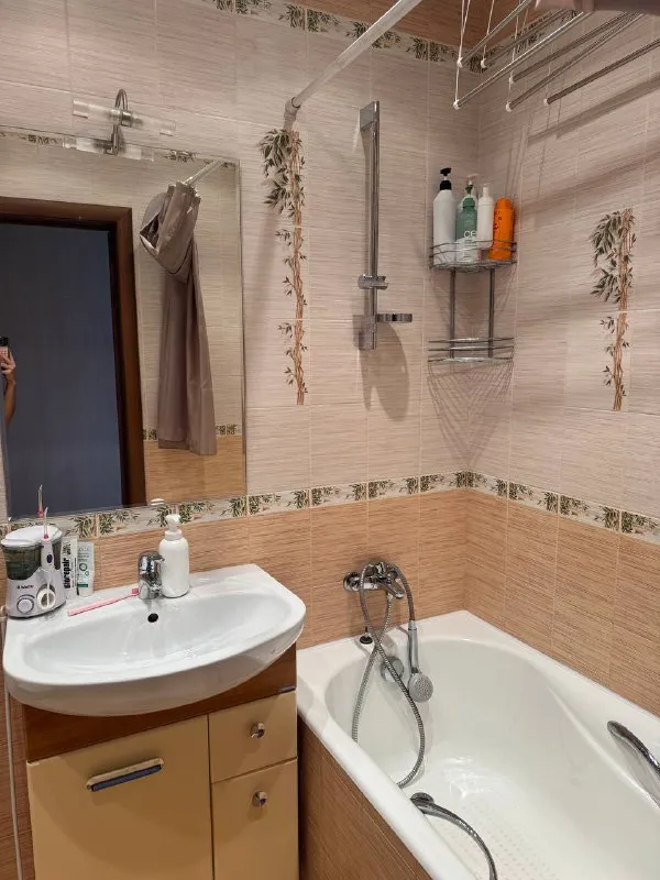 Комната, 10 м² м бабушкинская • 3 мин пешком • 2-комнатная квартира • 5 этаж из 5 • ул енисейская 15, на карте 27 500 ₽/мес, без комиссии большой гайд по аренде холодильник • стиральная машина • мебель • посудомойка • кондиционер • интернет • с животными • с детьми • телевизор • мусоропровод • лифт • консьерж бабушкинский район чистота 4.39 транспорт 4.55 парки и скверы 4.54 собственник. Дата заселения: 4 февраля. Просмотр комнаты с 17го января. Долгий срок, заключается договор рядом тц европолис, больницы и супермаркеты. В квартире проживаю я, евгения 22 года, учусь работаю, ценю чистоту и личное пространство. Ищу чистоплотную девушку до 26 лет, работающую вне дома. © предоплату до просмотра просят только мошенники! Evgeniia, написать уровень доверия низкий ⚠️ выложить квартиру бесплатно - фотография - 8