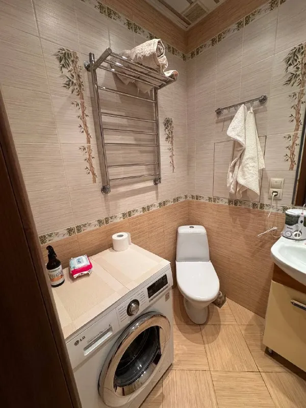 Комната, 10 м² м бабушкинская • 3 мин пешком • 2-комнатная квартира • 5 этаж из 5 • ул енисейская 15, на карте 27 500 ₽/мес, без комиссии большой гайд по аренде холодильник • стиральная машина • мебель • посудомойка • кондиционер • интернет • с животными • с детьми • телевизор • мусоропровод • лифт • консьерж бабушкинский район чистота 4.39 транспорт 4.55 парки и скверы 4.54 собственник. Дата заселения: 4 февраля. Просмотр комнаты с 17го января. Долгий срок, заключается договор рядом тц европолис, больницы и супермаркеты. В квартире проживаю я, евгения 22 года, учусь работаю, ценю чистоту и личное пространство. Ищу чистоплотную девушку до 26 лет, работающую вне дома. © предоплату до просмотра просят только мошенники! Evgeniia, написать уровень доверия низкий ⚠️ выложить квартиру бесплатно - фотография - 9