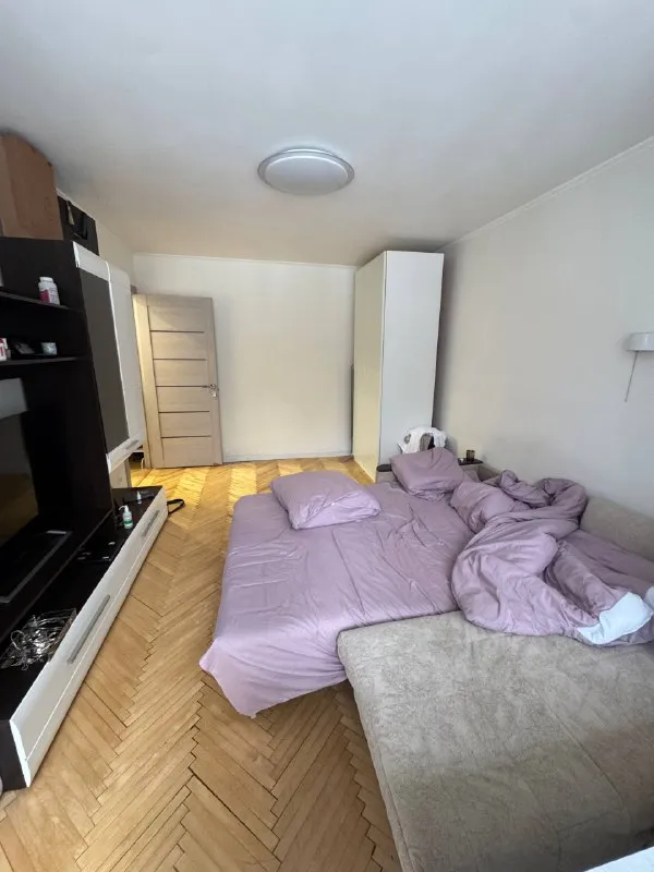 Комната, 45 м² м щукинская • 10 мин пешком • 2-комнатная квартира • 4 этаж из 9 • ш волоколамское 49, на карте 37 500 ₽/мес, без комиссии большой гайд по аренде холодильник • стиральная машина • интернет • мебель • кондиционер • посудомойка • телевизор • лифт • мусоропровод • с животными • с детьми • консьерж район покровское-стрешнево чистота 4.06 транспорт 4.77 парки и скверы 4.23 субаренда. Ищу соседку вместо меня, вторая девочка 24 года. Сама хозяйка очень адекватная, вообще не беспокоит. Рядом с домом все есть, зал также оплата 37500 за комнату + 37500 залог (не разбивается) арендная плата вообще 15 числа. Заселяться уже можно. К/у до 3к © предоплату до просмотра просят только мошенники! Алина, написать уровень доверия низкий ⚠️ выложить квартиру бесплатно - фотография - 2