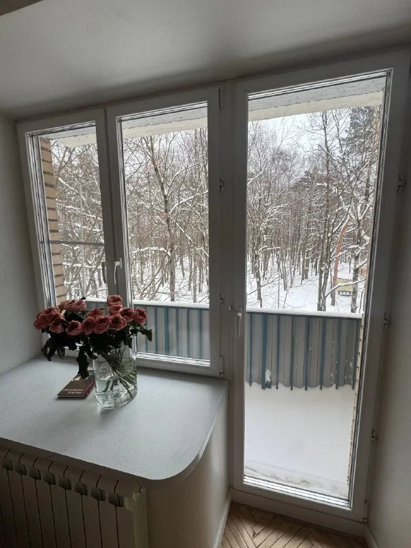 Комната, 45 м² м щукинская • 10 мин пешком • 2-комнатная квартира • 4 этаж из 9 • ш волоколамское 49, на карте 37 500 ₽/мес, без комиссии большой гайд по аренде холодильник • стиральная машина • интернет • мебель • кондиционер • посудомойка • телевизор • лифт • мусоропровод • с животными • с детьми • консьерж район покровское-стрешнево чистота 4.06 транспорт 4.77 парки и скверы 4.23 субаренда. Ищу соседку вместо меня, вторая девочка 24 года. Сама хозяйка очень адекватная, вообще не беспокоит. Рядом с домом все есть, зал также оплата 37500 за комнату + 37500 залог (не разбивается) арендная плата вообще 15 числа. Заселяться уже можно. К/у до 3к © предоплату до просмотра просят только мошенники! Алина, написать уровень доверия низкий ⚠️ выложить квартиру бесплатно - фотография - 3