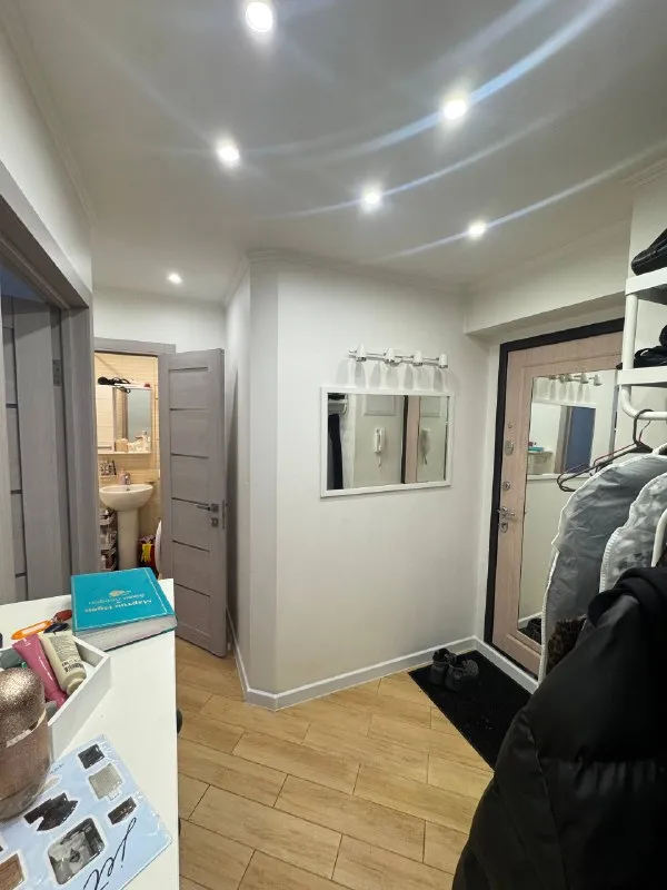 Комната, 45 м² м щукинская • 10 мин пешком • 2-комнатная квартира • 4 этаж из 9 • ш волоколамское 49, на карте 37 500 ₽/мес, без комиссии большой гайд по аренде холодильник • стиральная машина • интернет • мебель • кондиционер • посудомойка • телевизор • лифт • мусоропровод • с животными • с детьми • консьерж район покровское-стрешнево чистота 4.06 транспорт 4.77 парки и скверы 4.23 субаренда. Ищу соседку вместо меня, вторая девочка 24 года. Сама хозяйка очень адекватная, вообще не беспокоит. Рядом с домом все есть, зал также оплата 37500 за комнату + 37500 залог (не разбивается) арендная плата вообще 15 числа. Заселяться уже можно. К/у до 3к © предоплату до просмотра просят только мошенники! Алина, написать уровень доверия низкий ⚠️ выложить квартиру бесплатно - фотография - 4