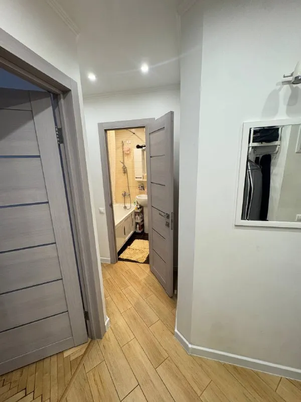 Комната, 45 м² м щукинская • 10 мин пешком • 2-комнатная квартира • 4 этаж из 9 • ш волоколамское 49, на карте 37 500 ₽/мес, без комиссии большой гайд по аренде холодильник • стиральная машина • интернет • мебель • кондиционер • посудомойка • телевизор • лифт • мусоропровод • с животными • с детьми • консьерж район покровское-стрешнево чистота 4.06 транспорт 4.77 парки и скверы 4.23 субаренда. Ищу соседку вместо меня, вторая девочка 24 года. Сама хозяйка очень адекватная, вообще не беспокоит. Рядом с домом все есть, зал также оплата 37500 за комнату + 37500 залог (не разбивается) арендная плата вообще 15 числа. Заселяться уже можно. К/у до 3к © предоплату до просмотра просят только мошенники! Алина, написать уровень доверия низкий ⚠️ выложить квартиру бесплатно - фотография - 5