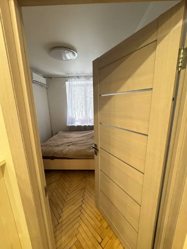 Комната, 45 м² м щукинская • 10 мин пешком • 2-комнатная квартира • 4 этаж из 9 • ш волоколамское 49, на карте 37 500 ₽/мес, без комиссии большой гайд по аренде холодильник • стиральная машина • интернет • мебель • кондиционер • посудомойка • телевизор • лифт • мусоропровод • с животными • с детьми • консьерж район покровское-стрешнево чистота 4.06 транспорт 4.77 парки и скверы 4.23 субаренда. Ищу соседку вместо меня, вторая девочка 24 года. Сама хозяйка очень адекватная, вообще не беспокоит. Рядом с домом все есть, зал также оплата 37500 за комнату + 37500 залог (не разбивается) арендная плата вообще 15 числа. Заселяться уже можно. К/у до 3к © предоплату до просмотра просят только мошенники! Алина, написать уровень доверия низкий ⚠️ выложить квартиру бесплатно - фотография - 6