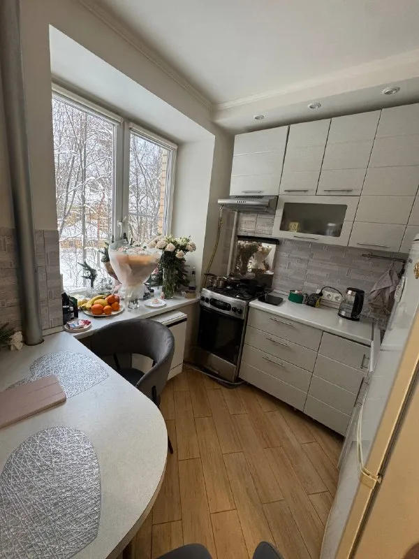 Комната, 45 м² м щукинская • 10 мин пешком • 2-комнатная квартира • 4 этаж из 9 • ш волоколамское 49, на карте 37 500 ₽/мес, без комиссии большой гайд по аренде холодильник • стиральная машина • интернет • мебель • кондиционер • посудомойка • телевизор • лифт • мусоропровод • с животными • с детьми • консьерж район покровское-стрешнево чистота 4.06 транспорт 4.77 парки и скверы 4.23 субаренда. Ищу соседку вместо меня, вторая девочка 24 года. Сама хозяйка очень адекватная, вообще не беспокоит. Рядом с домом все есть, зал также оплата 37500 за комнату + 37500 залог (не разбивается) арендная плата вообще 15 числа. Заселяться уже можно. К/у до 3к © предоплату до просмотра просят только мошенники! Алина, написать уровень доверия низкий ⚠️ выложить квартиру бесплатно - фотография - 7