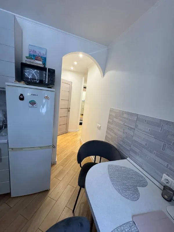 Комната, 45 м² м щукинская • 10 мин пешком • 2-комнатная квартира • 4 этаж из 9 • ш волоколамское 49, на карте 37 500 ₽/мес, без комиссии большой гайд по аренде холодильник • стиральная машина • интернет • мебель • кондиционер • посудомойка • телевизор • лифт • мусоропровод • с животными • с детьми • консьерж район покровское-стрешнево чистота 4.06 транспорт 4.77 парки и скверы 4.23 субаренда. Ищу соседку вместо меня, вторая девочка 24 года. Сама хозяйка очень адекватная, вообще не беспокоит. Рядом с домом все есть, зал также оплата 37500 за комнату + 37500 залог (не разбивается) арендная плата вообще 15 числа. Заселяться уже можно. К/у до 3к © предоплату до просмотра просят только мошенники! Алина, написать уровень доверия низкий ⚠️ выложить квартиру бесплатно - фотография - 8