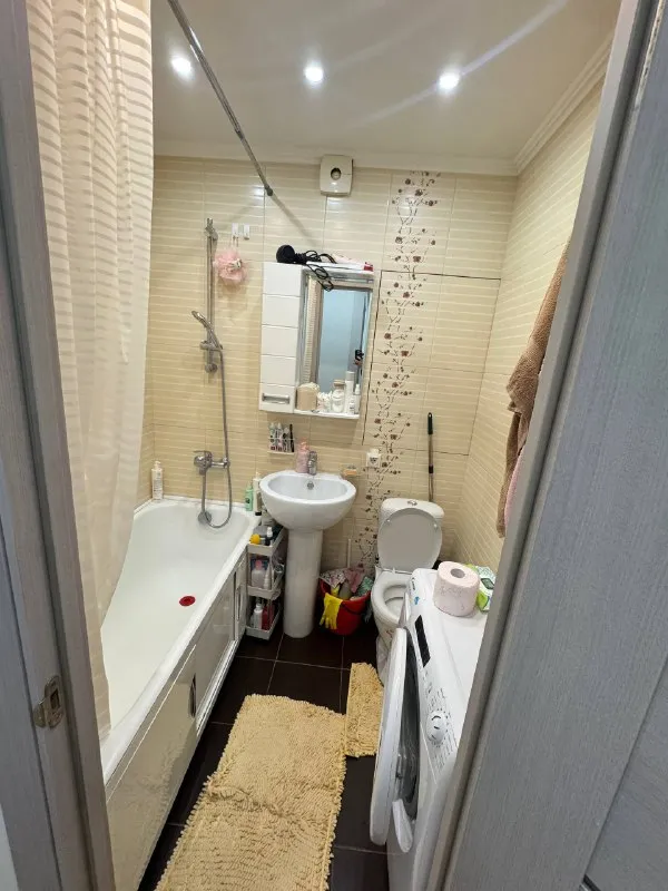 Комната, 45 м² м щукинская • 10 мин пешком • 2-комнатная квартира • 4 этаж из 9 • ш волоколамское 49, на карте 37 500 ₽/мес, без комиссии большой гайд по аренде холодильник • стиральная машина • интернет • мебель • кондиционер • посудомойка • телевизор • лифт • мусоропровод • с животными • с детьми • консьерж район покровское-стрешнево чистота 4.06 транспорт 4.77 парки и скверы 4.23 субаренда. Ищу соседку вместо меня, вторая девочка 24 года. Сама хозяйка очень адекватная, вообще не беспокоит. Рядом с домом все есть, зал также оплата 37500 за комнату + 37500 залог (не разбивается) арендная плата вообще 15 числа. Заселяться уже можно. К/у до 3к © предоплату до просмотра просят только мошенники! Алина, написать уровень доверия низкий ⚠️ выложить квартиру бесплатно - фотография - 9