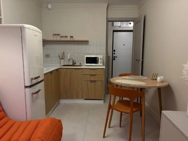 М. Щукинская 1-к квартира ▫️гамалеи 19к2 сдается уютная квартира на длительный срок в тихом зелёном районе. 🔗 параметры: 35,5 м², 7 этаж. Совмещённая кухня-гостиная + отдельная просторная комната. Кухня — 11 м². Свежий дизайнерский ремонт, все инженерные системы новые, мебель и техника — новые. 🏠 квартира: — кухня-гостиная (на фото без тв, но телевизор уже установлен) — просторная комната со светлыми стенами и паркетным полом — выделенная зона гардеробной — письменный стол при необходимости приобретём под арендатора техника и оснащение: кондиционер, посудомоечная машина, стиральная машина, холодильник, плита, микроволновка — всё необходимое для комфортной жизни. 📍локация: до м. Щукинская — 8 минут пешком. Рядом пляж серебряный бор, сквер, очень тихий и малонаселённый район. В пешей доступности вся необходимая инфраструктура. Цена: 80.000₽/мес + ку залог и предоплата за последний месяц могут быть разбиты на 2 месяца. Контакты @ognevaolya ➡️предоплату/бронь/заморозку денег/автооплату до просмотра квартиры не вносить! Если по этому объявлению спрашивают какую либо оплату сообщите по контактам в описании канала. - фотография - 10