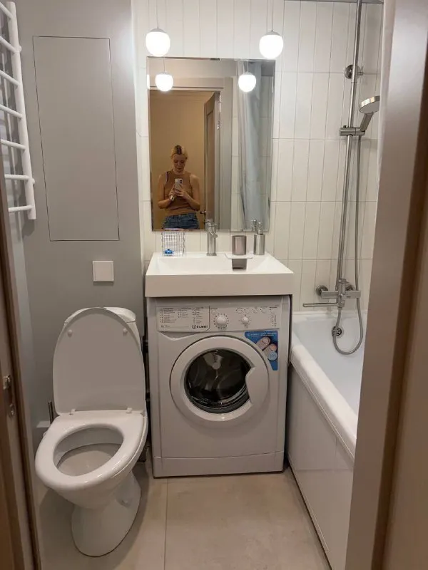 М. Щукинская 1-к квартира ▫️гамалеи 19к2 сдается уютная квартира на длительный срок в тихом зелёном районе. 🔗 параметры: 35,5 м², 7 этаж. Совмещённая кухня-гостиная + отдельная просторная комната. Кухня — 11 м². Свежий дизайнерский ремонт, все инженерные системы новые, мебель и техника — новые. 🏠 квартира: — кухня-гостиная (на фото без тв, но телевизор уже установлен) — просторная комната со светлыми стенами и паркетным полом — выделенная зона гардеробной — письменный стол при необходимости приобретём под арендатора техника и оснащение: кондиционер, посудомоечная машина, стиральная машина, холодильник, плита, микроволновка — всё необходимое для комфортной жизни. 📍локация: до м. Щукинская — 8 минут пешком. Рядом пляж серебряный бор, сквер, очень тихий и малонаселённый район. В пешей доступности вся необходимая инфраструктура. Цена: 80.000₽/мес + ку залог и предоплата за последний месяц могут быть разбиты на 2 месяца. Контакты @ognevaolya ➡️предоплату/бронь/заморозку денег/автооплату до просмотра квартиры не вносить! Если по этому объявлению спрашивают какую либо оплату сообщите по контактам в описании канала. - фотография - 2