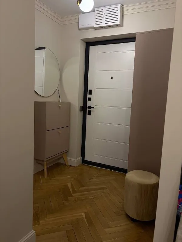 М. Щукинская 1-к квартира ▫️гамалеи 19к2 сдается уютная квартира на длительный срок в тихом зелёном районе. 🔗 параметры: 35,5 м², 7 этаж. Совмещённая кухня-гостиная + отдельная просторная комната. Кухня — 11 м². Свежий дизайнерский ремонт, все инженерные системы новые, мебель и техника — новые. 🏠 квартира: — кухня-гостиная (на фото без тв, но телевизор уже установлен) — просторная комната со светлыми стенами и паркетным полом — выделенная зона гардеробной — письменный стол при необходимости приобретём под арендатора техника и оснащение: кондиционер, посудомоечная машина, стиральная машина, холодильник, плита, микроволновка — всё необходимое для комфортной жизни. 📍локация: до м. Щукинская — 8 минут пешком. Рядом пляж серебряный бор, сквер, очень тихий и малонаселённый район. В пешей доступности вся необходимая инфраструктура. Цена: 80.000₽/мес + ку залог и предоплата за последний месяц могут быть разбиты на 2 месяца. Контакты @ognevaolya ➡️предоплату/бронь/заморозку денег/автооплату до просмотра квартиры не вносить! Если по этому объявлению спрашивают какую либо оплату сообщите по контактам в описании канала. - фотография - 3