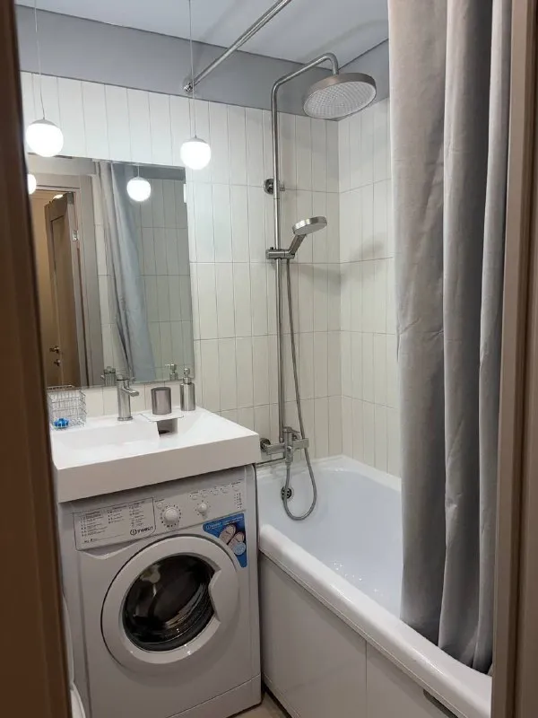 М. Щукинская 1-к квартира ▫️гамалеи 19к2 сдается уютная квартира на длительный срок в тихом зелёном районе. 🔗 параметры: 35,5 м², 7 этаж. Совмещённая кухня-гостиная + отдельная просторная комната. Кухня — 11 м². Свежий дизайнерский ремонт, все инженерные системы новые, мебель и техника — новые. 🏠 квартира: — кухня-гостиная (на фото без тв, но телевизор уже установлен) — просторная комната со светлыми стенами и паркетным полом — выделенная зона гардеробной — письменный стол при необходимости приобретём под арендатора техника и оснащение: кондиционер, посудомоечная машина, стиральная машина, холодильник, плита, микроволновка — всё необходимое для комфортной жизни. 📍локация: до м. Щукинская — 8 минут пешком. Рядом пляж серебряный бор, сквер, очень тихий и малонаселённый район. В пешей доступности вся необходимая инфраструктура. Цена: 80.000₽/мес + ку залог и предоплата за последний месяц могут быть разбиты на 2 месяца. Контакты @ognevaolya ➡️предоплату/бронь/заморозку денег/автооплату до просмотра квартиры не вносить! Если по этому объявлению спрашивают какую либо оплату сообщите по контактам в описании канала. - фотография - 4