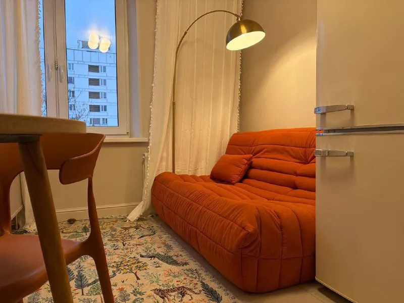 М. Щукинская 1-к квартира ▫️гамалеи 19к2 сдается уютная квартира на длительный срок в тихом зелёном районе. 🔗 параметры: 35,5 м², 7 этаж. Совмещённая кухня-гостиная + отдельная просторная комната. Кухня — 11 м². Свежий дизайнерский ремонт, все инженерные системы новые, мебель и техника — новые. 🏠 квартира: — кухня-гостиная (на фото без тв, но телевизор уже установлен) — просторная комната со светлыми стенами и паркетным полом — выделенная зона гардеробной — письменный стол при необходимости приобретём под арендатора техника и оснащение: кондиционер, посудомоечная машина, стиральная машина, холодильник, плита, микроволновка — всё необходимое для комфортной жизни. 📍локация: до м. Щукинская — 8 минут пешком. Рядом пляж серебряный бор, сквер, очень тихий и малонаселённый район. В пешей доступности вся необходимая инфраструктура. Цена: 80.000₽/мес + ку залог и предоплата за последний месяц могут быть разбиты на 2 месяца. Контакты @ognevaolya ➡️предоплату/бронь/заморозку денег/автооплату до просмотра квартиры не вносить! Если по этому объявлению спрашивают какую либо оплату сообщите по контактам в описании канала. - фотография - 5