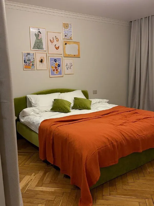 М. Щукинская 1-к квартира ▫️гамалеи 19к2 сдается уютная квартира на длительный срок в тихом зелёном районе. 🔗 параметры: 35,5 м², 7 этаж. Совмещённая кухня-гостиная + отдельная просторная комната. Кухня — 11 м². Свежий дизайнерский ремонт, все инженерные системы новые, мебель и техника — новые. 🏠 квартира: — кухня-гостиная (на фото без тв, но телевизор уже установлен) — просторная комната со светлыми стенами и паркетным полом — выделенная зона гардеробной — письменный стол при необходимости приобретём под арендатора техника и оснащение: кондиционер, посудомоечная машина, стиральная машина, холодильник, плита, микроволновка — всё необходимое для комфортной жизни. 📍локация: до м. Щукинская — 8 минут пешком. Рядом пляж серебряный бор, сквер, очень тихий и малонаселённый район. В пешей доступности вся необходимая инфраструктура. Цена: 80.000₽/мес + ку залог и предоплата за последний месяц могут быть разбиты на 2 месяца. Контакты @ognevaolya ➡️предоплату/бронь/заморозку денег/автооплату до просмотра квартиры не вносить! Если по этому объявлению спрашивают какую либо оплату сообщите по контактам в описании канала. - фотография - 6