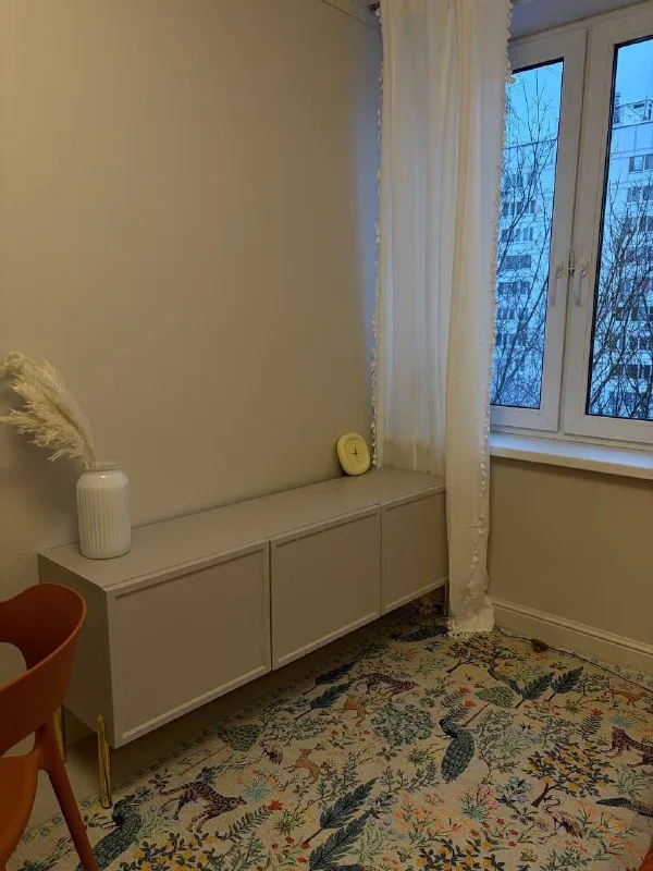 М. Щукинская 1-к квартира ▫️гамалеи 19к2 сдается уютная квартира на длительный срок в тихом зелёном районе. 🔗 параметры: 35,5 м², 7 этаж. Совмещённая кухня-гостиная + отдельная просторная комната. Кухня — 11 м². Свежий дизайнерский ремонт, все инженерные системы новые, мебель и техника — новые. 🏠 квартира: — кухня-гостиная (на фото без тв, но телевизор уже установлен) — просторная комната со светлыми стенами и паркетным полом — выделенная зона гардеробной — письменный стол при необходимости приобретём под арендатора техника и оснащение: кондиционер, посудомоечная машина, стиральная машина, холодильник, плита, микроволновка — всё необходимое для комфортной жизни. 📍локация: до м. Щукинская — 8 минут пешком. Рядом пляж серебряный бор, сквер, очень тихий и малонаселённый район. В пешей доступности вся необходимая инфраструктура. Цена: 80.000₽/мес + ку залог и предоплата за последний месяц могут быть разбиты на 2 месяца. Контакты @ognevaolya ➡️предоплату/бронь/заморозку денег/автооплату до просмотра квартиры не вносить! Если по этому объявлению спрашивают какую либо оплату сообщите по контактам в описании канала. - фотография - 7